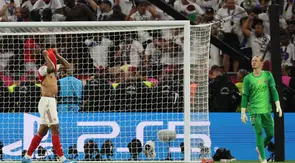 Bek Arsenal, Gabriel Magalhaes, gagal melakukan tugasnya sebagai eksekutor kelima dalam drama adu penalti melawan Paris Saint-Germain (PSG) di final Liga Champions 2025/2026, Sabtu (30/5/2026). Kegagalan itu memastikan PSG back to back juara Liga Champions. (Odd ANDERSEN / AFP)