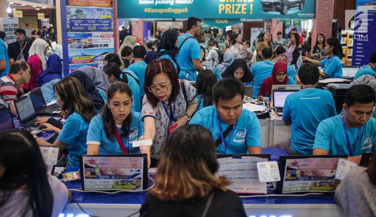 Pekerja melayani pengunjung yang memadati gerai perjalanan wisata dalam Astindo Travel Fair 2019 di JCC Senayan, Jakarta, Jumat (22/2). Paket promo tur ke Yogyakarta ditawarkan mulai Rp 1,4 juta selama tiga hari. (Liputan6.com/Faizal Fanani)