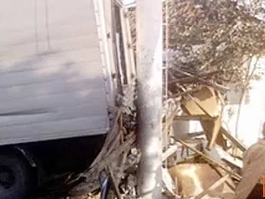 Citizen6, Lamongan: selain menabrak tiang listrik, supir juga menabraktruknya kearah becak dan truk box es . (Pengirim: David)