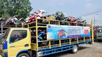 Sejumlah motor milik peserta mudik gratis sudah siap diantarkan menggunakan truk dari Lapangan Gudang Bulog, Jakarta, Rabu (23/7/14). (Liputan6.com/Faizal Fanani)