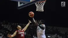Pebasket putra Indonesia, Xaverius Prawiro (kiri) berebut bola dengan pemain India, Annaduai saat turnamen invitasi sekaligus tes event jelang Asian Games 2018 di Jakarta, Jumat (9/2). Indonesia kalah 66-55 dari India. (Liputan6.com/Helmi Fithriansyah)