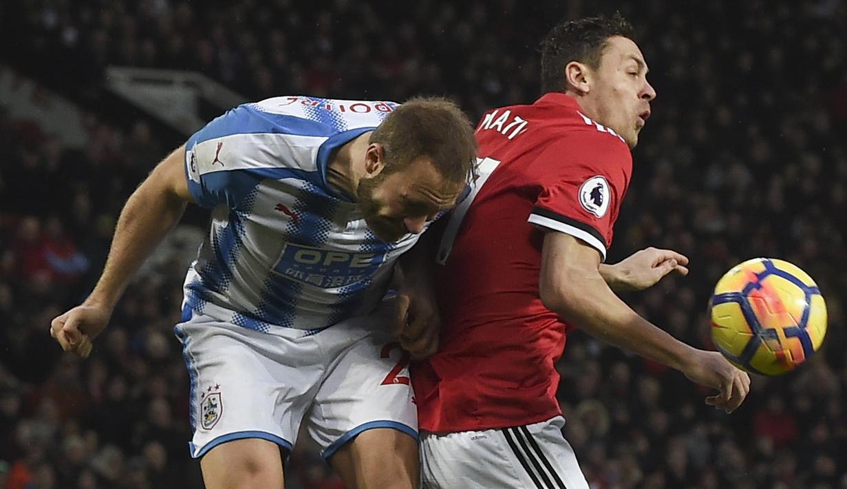 Duel pemain Huddersfield Town, Laurent Depoitre (kiri) dengan pemain Manchester United, Nemanja Matic pada lanjutan Premier League di Old Trafford, Manchester, (3/2/2018). MU menang 2-0. (AFP/Paul Ellis)