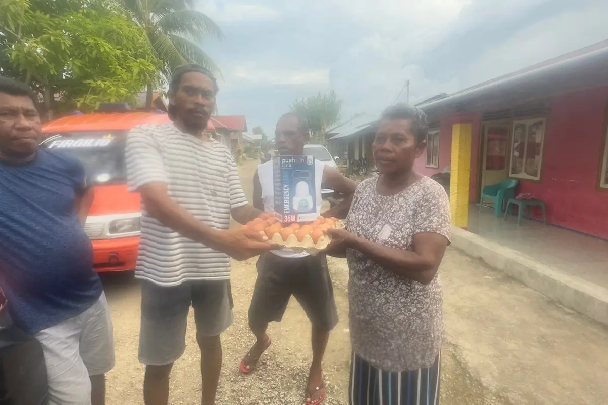 CSR Edental memberikan bantuan dan kepedulian berupa lampu emergency untuk korban angin puting beliung di Desa Debut, Kecamatan Manyeuw, Kabupaten Maluku Tenggara, Provinsi Maluku. (Liputan6.com)