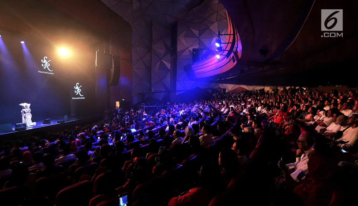 Suasana konser Journey of Syahrini di Ciputra Artpreneur, Jakarta, Kamis (20/9). Penyanyi berusia 36 tahun, Syahrini membawakan 19 lagu seperti Bohong, Tatapan Cinta dan Jangan Memilih Aku feat Rendy Pandugo. (Liputan6.com/Faizal Fanani)