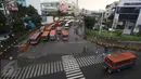 Suasana di Terminal Blok M, Jakarta, Selasa (1/11). Berdasarkan data Organdam DKI Jakarta, hampir 90% dari total sekitar 6.000 angkutan umum bus sedang seperti Kopaja, Metromini, dan sebagainya sudah tidak layak jalan. (Liputan6.com/Immanuel Antonius)