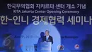 President & CEO Korea International Trade Association (KITA) Kim In Ho dan para pengusaha menggunting pita saat peresmian kantor cabang KITA di  Ritz Carlton, Jakarta, Selasa (9/6/2015). (Liputan6.com/Herman Zakharia)