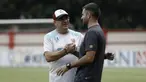 Pelatih PSM Makassar, Rene Alberts, bersalaman dengan pelatih Bhayangkara FC, Simon McMenemy, saat bertemu di Stadion PTIK, Jakarta, Minggu (2/12). Keduanya akan bertemu pada pekan ke-33 Liga 1. (Bola.com/Vitalis Yogi Trisna)