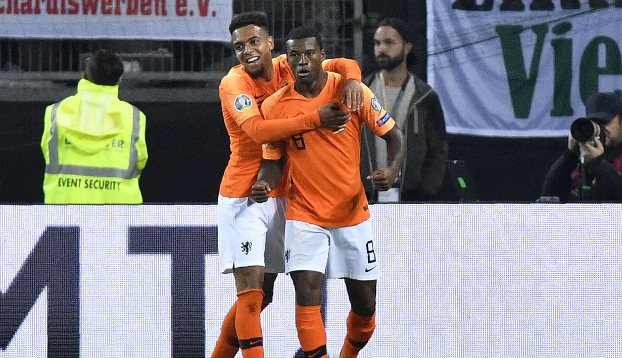 Gelandang Belanda, Georginio Wijnaldum berselebrasi usai mencetak gol ke gawang Jerman pada pertandingan grup C  kualifikasi Euro 2020 di Hamburg, Jerman (6/9/2019). Belanda menang telak 4-2 atas Jerman. (AP Photo/Martin Meissner)