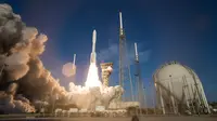 Roket Atlas V United Launch Alliance yang mengangkut Mars Perseverance milik NASA diluncurkan dari Kompleks Peluncuran Antariksa 41 di Pangkalan AU Tanjung Canaveral, Florida, AS, 30 Juli 2020. Peluncuran ini untuk mencari tanda-tanda kehidupan masa lampau di Planet Merah. (Xinhua/NASA/Joel Kowsky)