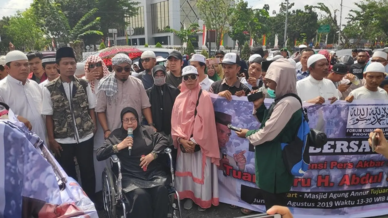 Perwakilan Emak-emak pembela UAS menyampaikan orasi di Mapolda Riau terkait kriminalisasi ulama.