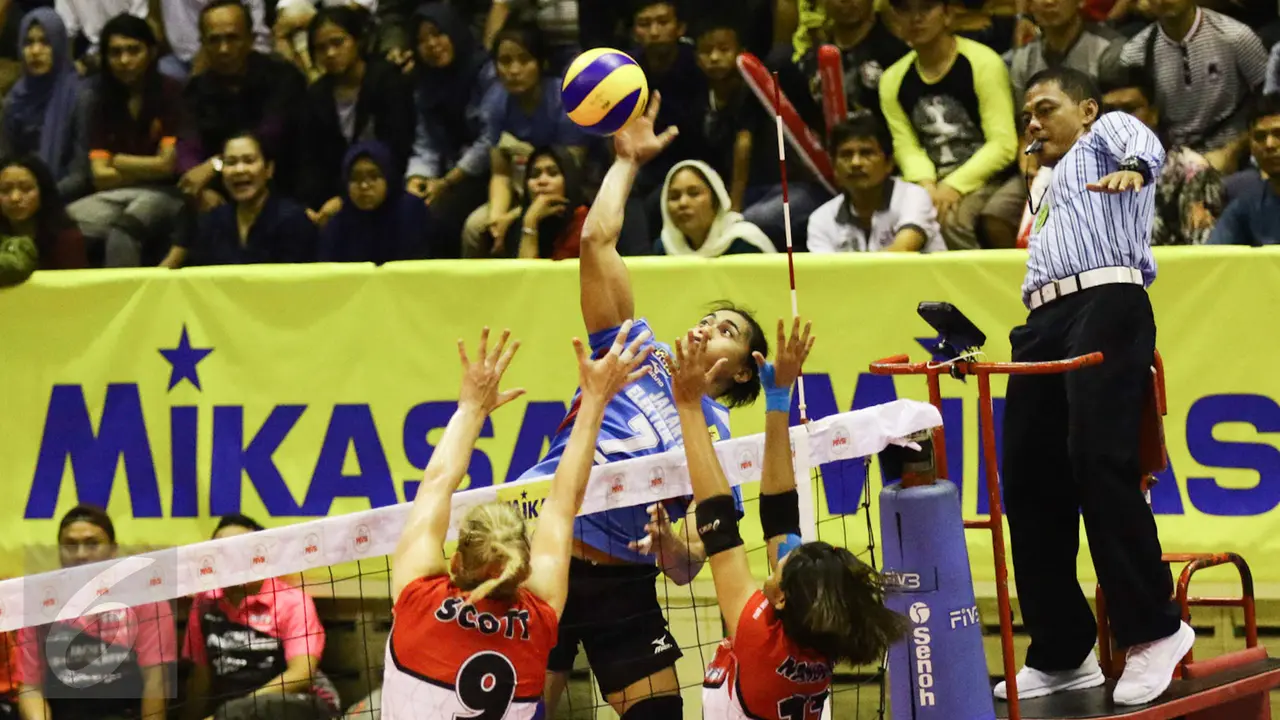 Kapten Jakarta Elektrik PLN, Aprilia Manganang, melakukan smes pada duel versus Jakarta Pertamina Energi pada final four Proliga 2017 di GOR C'Tra Arena, Bandung, Minggu (16/4/2017). 