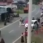 Video mobil polisi mengabaikan korban tabrak lari yang terkapar di jalan viral di media sosial. Kejadian tabrak lari tersebut terjadi di Kabupaten Bulukumba, Sulawesi Selatan. (Liputan6.com/ Istimewa)