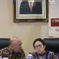 Kepala Staf Kepresidenan Teten Masduki dan Menko PMK, Puan Maharani disela diskusi Forum Medan Merdeka Barat di Jakarta, Senin (23/10). Diskusi memaparkan tiga tahun capaian pemerintahan Presiden Jokowi dan Wapres Jusuf Kalla. (Liputan6.com/Angga Yuniar)