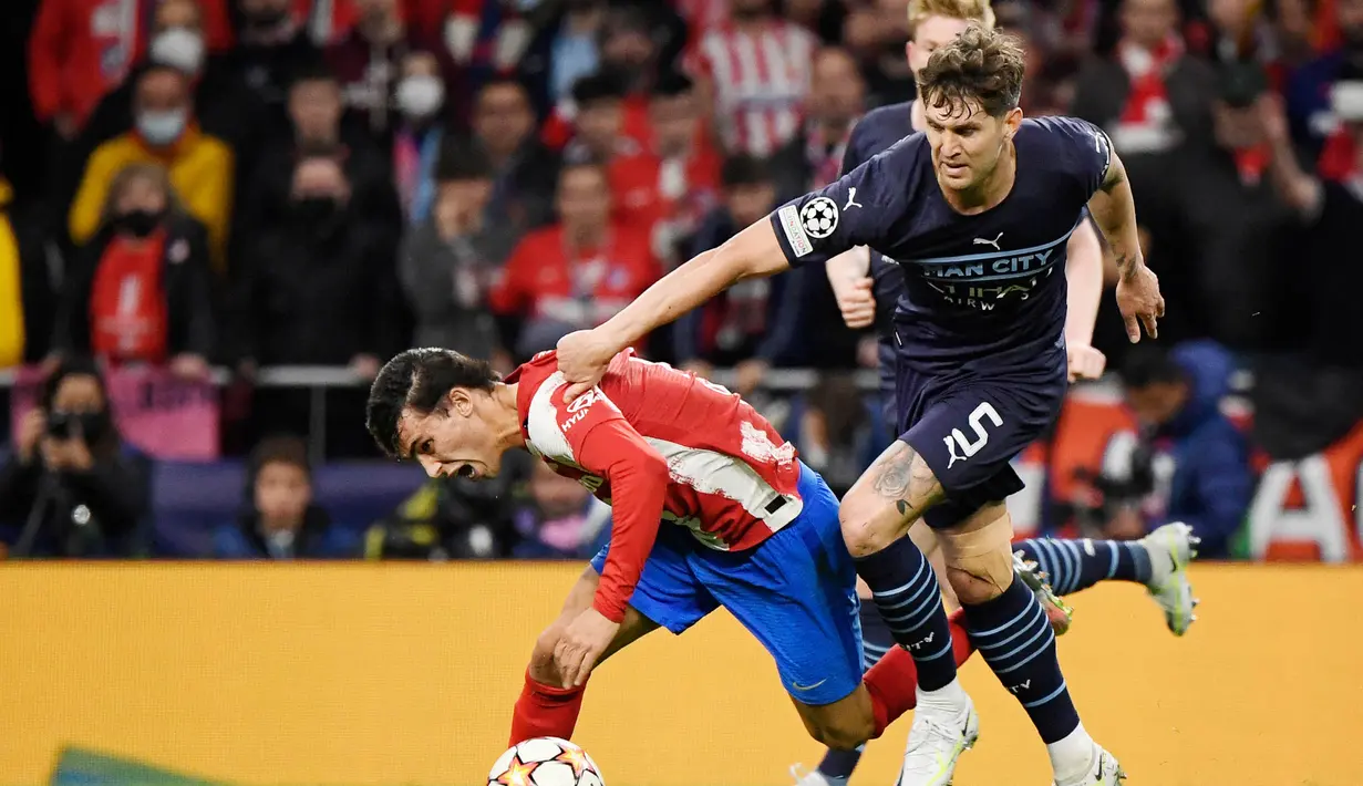 John Stones tampil brilian saat menjaga pertahanan Manchester City pada laga leg kedua perempat final Liga Champions melawan Atletico Madrid. Dari sisi statistik, Stones memang tampil impresif dengan dua kali melakukan clearence dan tekel, serta sekali intersep. (AFP/Oscar Del Pozo)