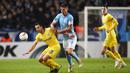 Duel antara Cesar Azpilicueta dan Markus Rosenberg pada leg 1, 32 besar Liga Europa yang berlangsung di stadion Swedbank, Malmo, Jumat (15/2). Chelsea menang 2-1 atas Malmo FF (AFP/Andreas Hillergen)