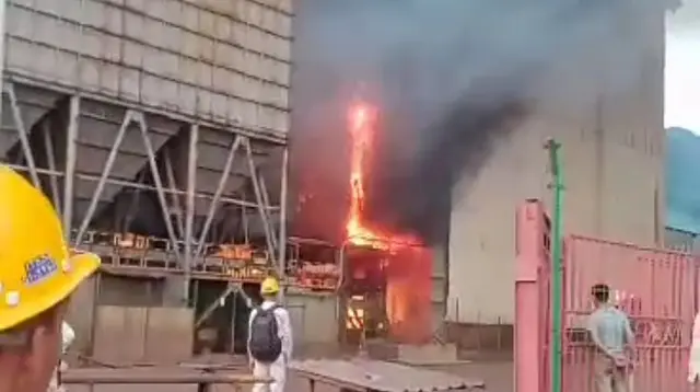 Kebakaran di pabrik pengolahan nikel PT ITSS di kawasan PT IMIP di Morowali, Minggu (24/12/2023). (Foto: Ist)