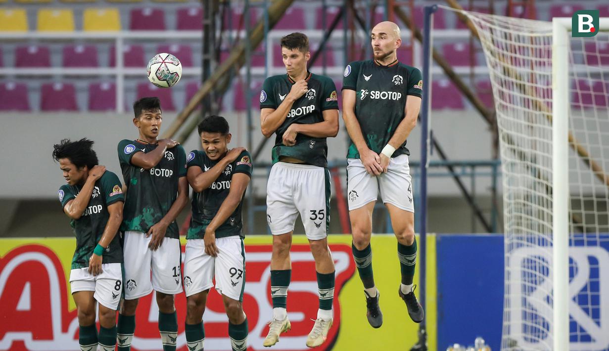 Sejumlah pemain Persikabo 1973 membuat pagar betis untuk menghalau bola tendangan bebas dari pemain PSIS Semarang dalam laga pekan ke-12 BRI Liga 1 2021/2022 di Stadion Manahan, Solo, Kamis (18/11/2021). (Bola.com/Bagaskara Lazuardi)