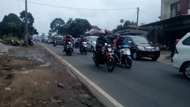 Antrian panjang macet di jalur selatan Jawa