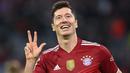 Robert Lewandowski untuk sementara memuncaki daftar pencetak gol terbanyak di Liga Champions musim ini dengan torehan 12 gol. Pemain asal Polandia itu masih berpeluang menambah pundi-pundi golnya lantaran Bayern Munchen masih akan bertarung di fase selanjutnya. (AFP/Christof Stache)