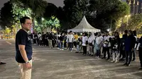 Bayu Oktara bersama timnya melakukan aksi bersih-bersih usai Apel Siaga NasDem di GBK. (Istimewa)