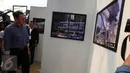 Calon Gubernur Basuki Tjahaja Purnama (Ahok) melihat galeri foto saat mengunjungi acara Jakarta Beragam (JakGram) di Plaza Selatan, Gelora Bung Karno, Jakarta, Sabtu (15/4). (Liputan6.com/Johan Tallo)