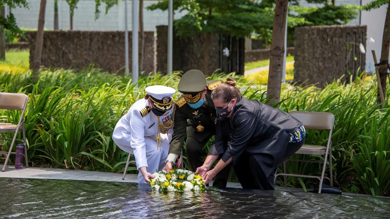 Kedubes AS mengenang kedua kapal tersebut beserta para awak mereka yang berani, dan menatap masa depan seraya bekerja sama dengan para sahabat Indonesia untuk menjadikan situs USS Houston di Teluk Banten sebagai kawasan konservasi (Kedubes AS)