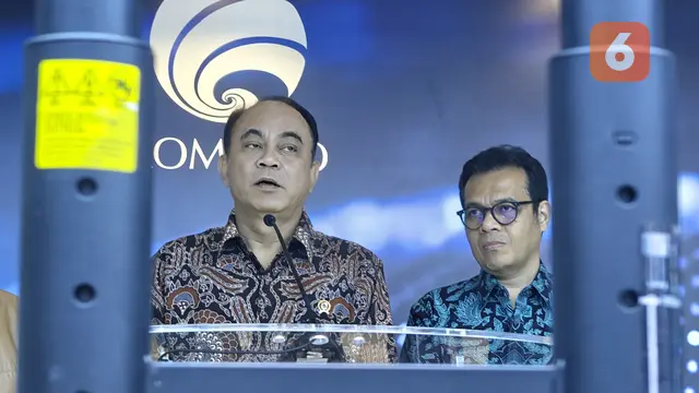 Menkominfo Budi Arie Setiadi (kiri) bersama Wamenkominfo Nezar Patria (kanan) dalam konferensi pers di Jakarta, Jumat (22/12/2023). (Liputan6.com/Giovani Dio Prasasti)