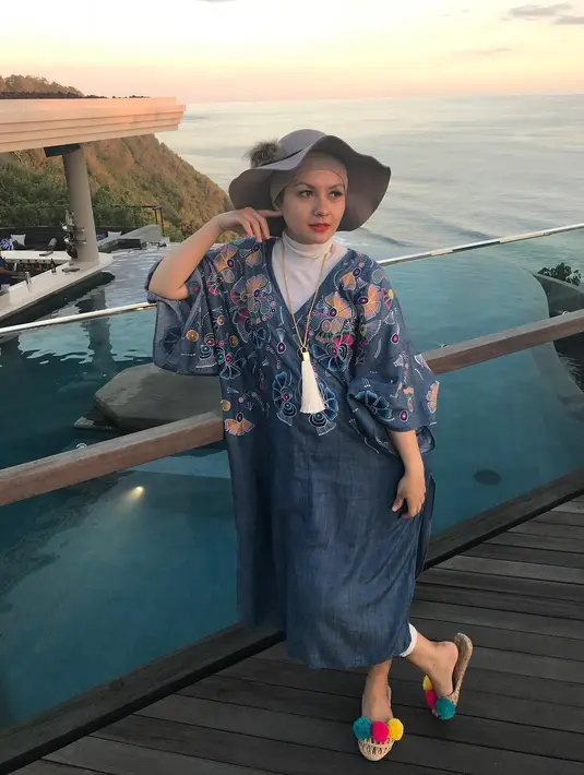 Selanjutnya, Viona tampak sedang menikmati liburan di pantai. Gayanya keren banget, ia memakai topi lebar yang pastinya mempermanis penampilannya saat itu. (Instagram/viona_rosalina)