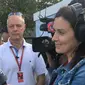 Pebalap Manor Racing asal Indonesia, Rio Haryanto, saat melakukan sesi wawancara dengan jurnalis asing seusai mengakhiri balapan F1 GP Australia lebih cepat, Minggu (20/3/2016). (Twitter)