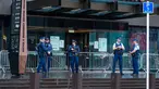Polisi berjaga di luar pengadilan di Christchurch, Selandia Baru, 24 Agustus 2020. Pengadilan Tinggi di Christchurch memulai sidang putusan terhadap pelaku penembakan di masjid Christchurch.(Xinhua/Zhu Qiping)