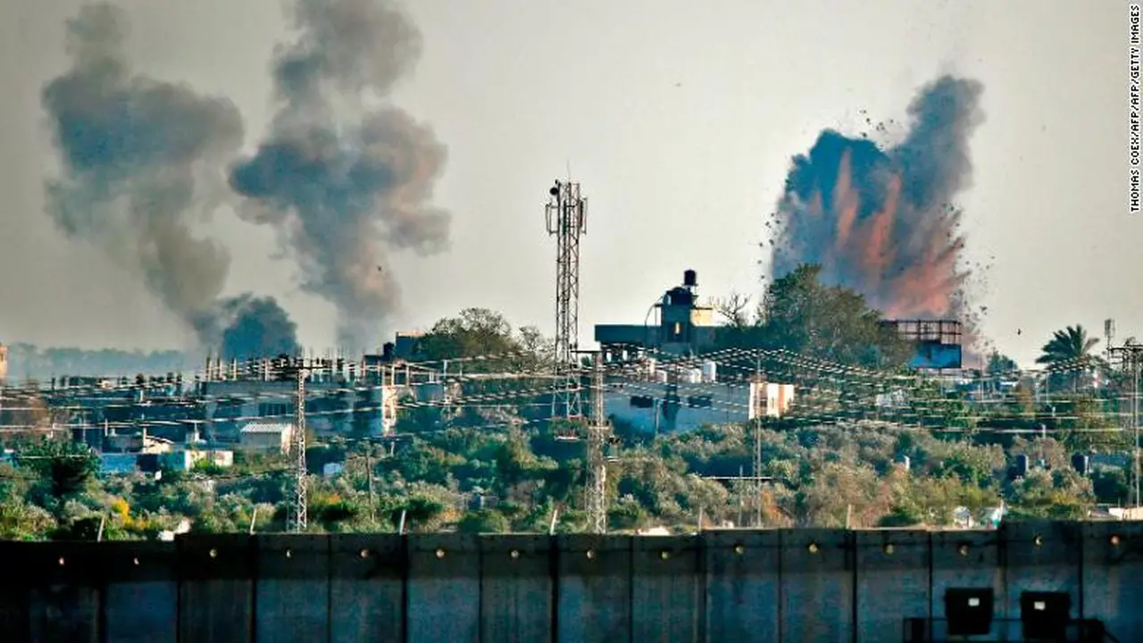 Roket Israel menghantam Jalur Gaza (Thomas Coex / AFP PHOTO)