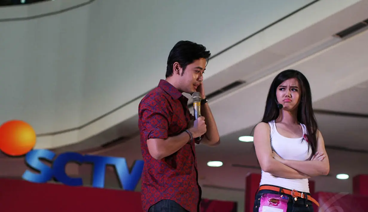 Bintang FTV Krisshatta Luis Aveiro beradu akting dengan kontestan Miss Celebrity Medan, (14/9/14). (Liputan6.com/Faizal Fanani)