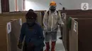 Pengungsi berjalan saat relawan mendisinfeksi bilik pengungsi Gunung Merapi di Barak Pengungsian Glagaharjo, Cangkringan, Sleman, Yogyakarta, Jumat (20/11/2020). Penyemprotan yang dilakukan dua hari sekali ini untuk mencegah penularan COVID-19. (Liputan6.com/Johan Tallo)