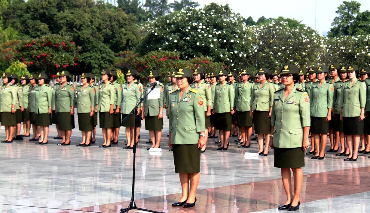 Dalam rangka HUT ke-53 Kowad, sebanyak 400 Koprs Wanita Angkatan Darat (Kowad) melaksanakan ziarah di TMPN Kalibata Jakarta, Jumat (19/12/2014). (Dok.Puspen TNI)