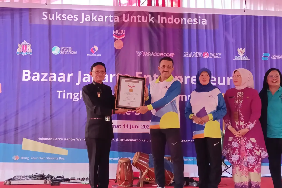 Penyerahan Rekor MURI oleh Walikota Jakarta Timur, M Anwar, di kantor Walikota Jakarta Timur, Cakung, Jakarta Timur.