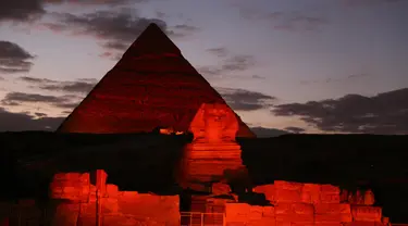 Patung Sphinx dan piramida berwarna merah saat pertunjukan cahaya dan suara di Giza, Mesir, Kamis (23/1/2020). Pertunjukan tersebut digelar sebagai bagian dari perayaan Tahun Baru Imlek. (Xinhua/Ahmed Gomaa)