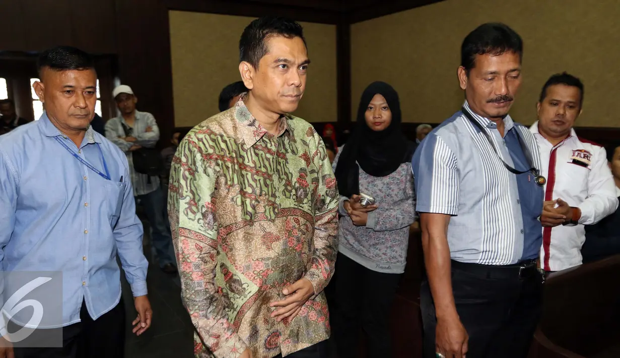 Terdakwa Mohamad Sanusi atas kasus suap Raperda Reklamasi dan tindak pidana pencucian uang menjalani sidang di Pengadilan Tipikor, Jakarta, Rabu (31/8). Agenda sidang hari ini adalah mendengarkan saksi-saksi. (Liputan6.com/Helmi Afandi)