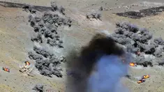 Helikopter militer menembak selama komando strategis dan staf melakukan latihan Center-2019 di lapangan tembak Lyaur, Tajikistan, Rabu (18/9/2019). Prajurit Rusia, Kazakhstan, Kirgistan, Tajikistan, Uzbekistan, India, Pakistan, dan China ikut serta dalam latihan ini. (AP Photo/Grits Sergei)