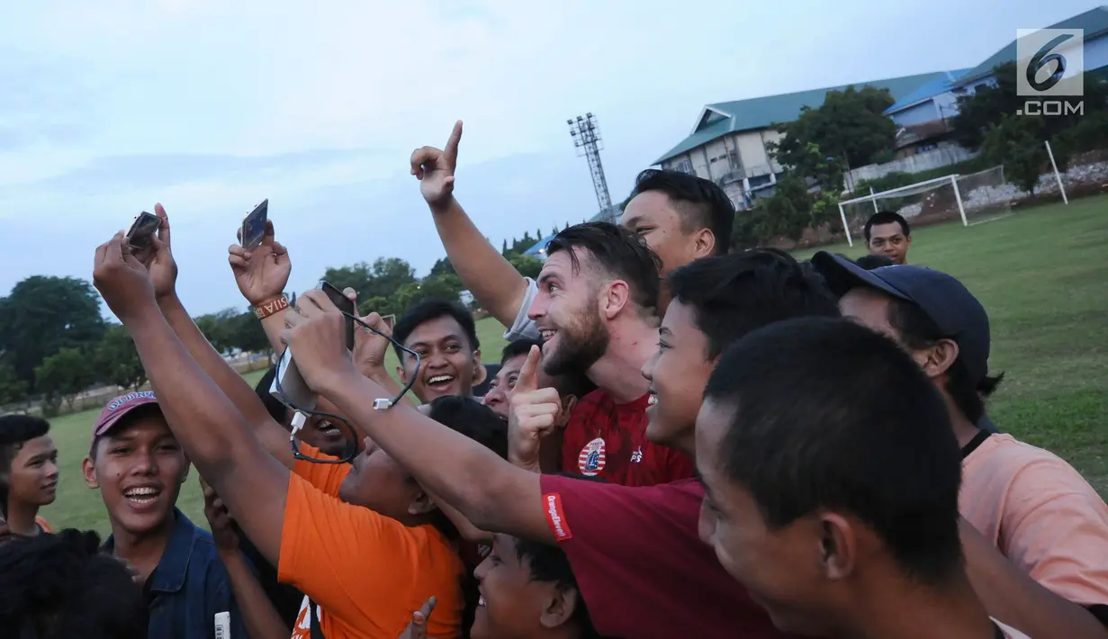 Pemain asing Persija asal Kroasia, Marko Simic (tengah) bersama suporter usai latihan di Lapangan Sutasoma, Jakarta, Jumat (29/12). Mantan pemain Timnas Kroasia U-21 ini menjadi pemain baru kesembilan Persija. (Liputan6.com/Helmi Fithriansyah)