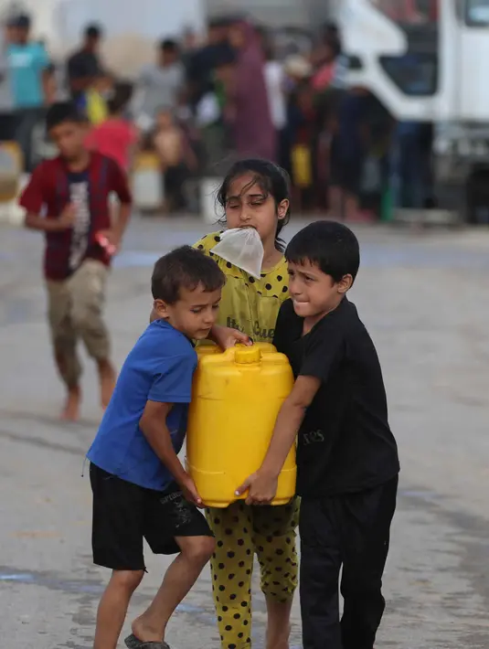 Truk-truk pembawa bantuan air di Gaza masih dianggap sejumlah pihak belum cukup untuk memenuhi kebutuhan di sana. Kondisi ini memperburuk situasi kehidupan warga Gaza yang mengalami kelaparan dan ancaman pemindahan paksa. (Eyad BABA/AFP)