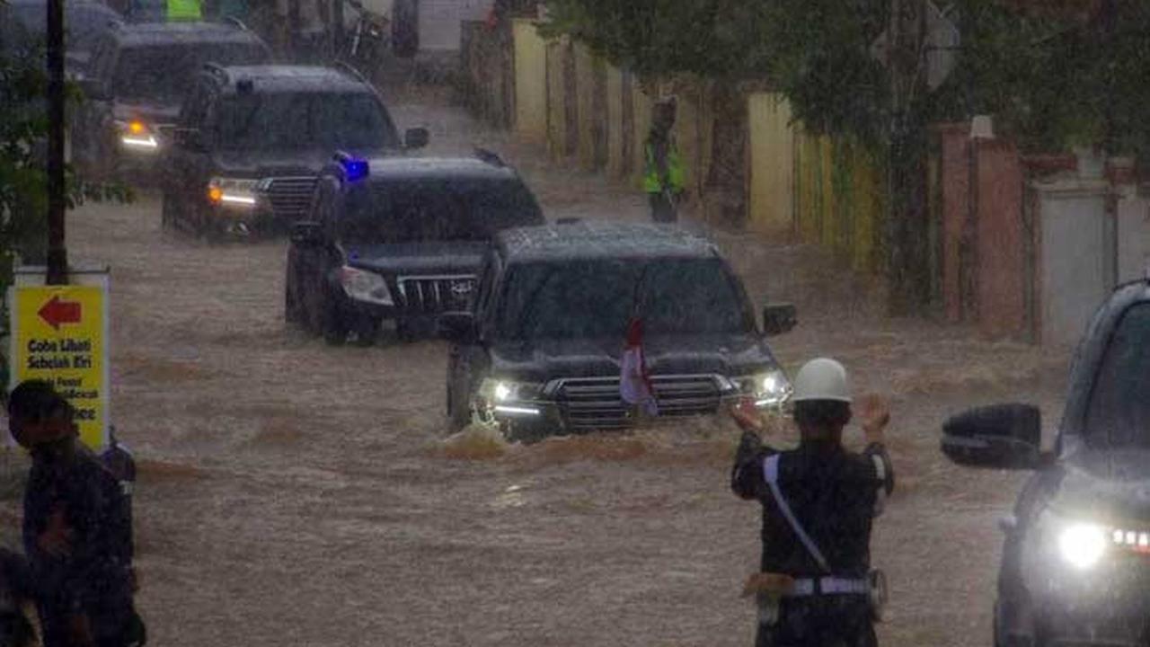 Mobil Land Cruiser Presiden Jokowi Menerobos Banjir di Kalimantan Selatan (Antara)