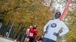 Para pelari berkompetisi dalam Vienna City Marathon (VCM) Tribute to Eliud - Vienna Race di Wina, Austria (12/10/2020). VCM menggelar sebuah acara tahun ini untuk merayakan hari jadinya yang pertama. (Xinhua/Guo Chen)