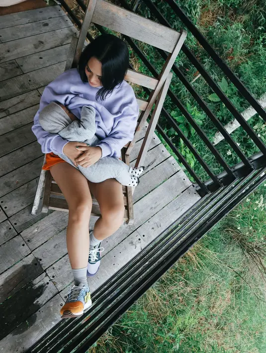<p>Dia juga suka menyusui di rooftop. Melihat pemandangan dari atas sambil menyusui begitu menenangkan. (Foto: Instagram/ andienaisyah)</p>
