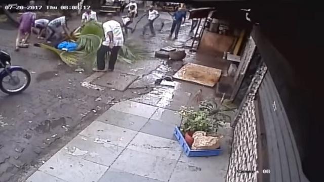 Momen disaat warga sekitar membantu proses evakuasi Kanchan Nath pasca-tertimpa pohon (Capture/Sandeep Sisodiya)