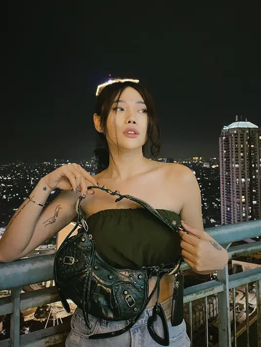 Mengenakan tube tope dan denim, gaya casualnya bisa jadi inspirasi OOTD Weekend yang seru.