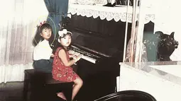 Ini adalah foto lawas masa kecil Valencia Tanoesoedibjo bareng Jessica Tanoesoedibjo adik ketiganya. Foto tersebut diunggah oleh Valencia saat adik tercinta itu resmi menikah dengan Jonathan Natakusuma. Berdarah Tionghoa – Indonesia, Valencia Tanoe dan Jessica Tanoe sudah cantik sedari kecil. Terpaut usia 1 tahun, kakak adik ini sudah dekat sejak kecil hingga kini telah sama-sama menikah. (Liputan6.com/IG/@valenciatanoe)