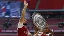 Striker Arsenal, Olivier Giroud, mengangkat trofi Community Shield usai mengalahkan Chelsea di Stadion Wembley, London, Minggu (6/8/2017). Ini merupakan trofi Community Shield yang ke-15 bagi Arsenal. (AFP/Ian Kington)