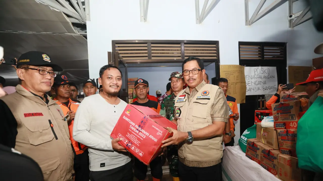 Tinjau Banjir di Pekalongan, Pj Gubernur Jateng Serahkan Bantuan Senilai Rp160 Juta