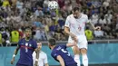 Striker andalan Swiss, Haris Seferovic, membawa timnya mencetak gol lebih dulu usai memanfaatkan umpan Steven Zuber. (Foto: AP/Pool/Vadim Ghirda)