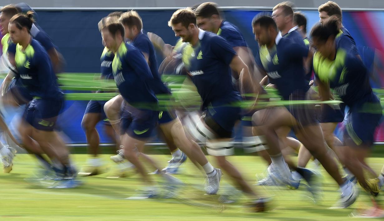 Para pemain rugby tim Australia melakukan latihan jelang laga Rugby Union World Cup 2015 di Teddington, Inggris, Rabu (14/10/2015). (AFP Photo/Martin Bureau)
